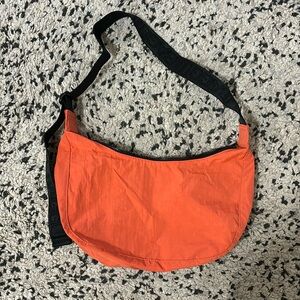 NWOT BAGGU MEDIUM CRESCENT NASTURTIUM